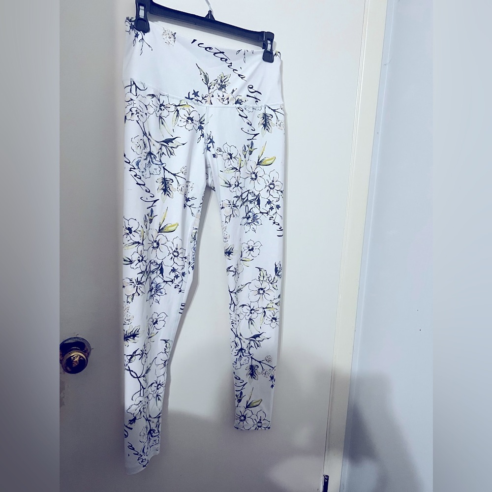 Victoria's Secret Sport bundle White Floral
Knockout Leggings and bra - Picture 5 of 13